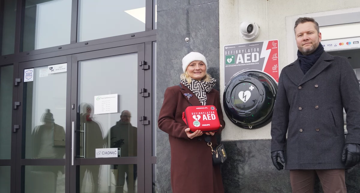 Trzecia kapsuła z AED zamontowana została w Kcyni fot. Ewa Hałas