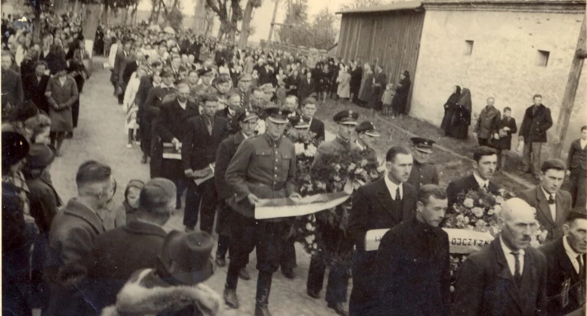 Zdjęcie konduktu żałobnego zrobione na ulicy Żnińskiej, obok plebanii w Gąsawie 21 października 1945 r. autor nieznany, własność grupy społecznościowej  na FB