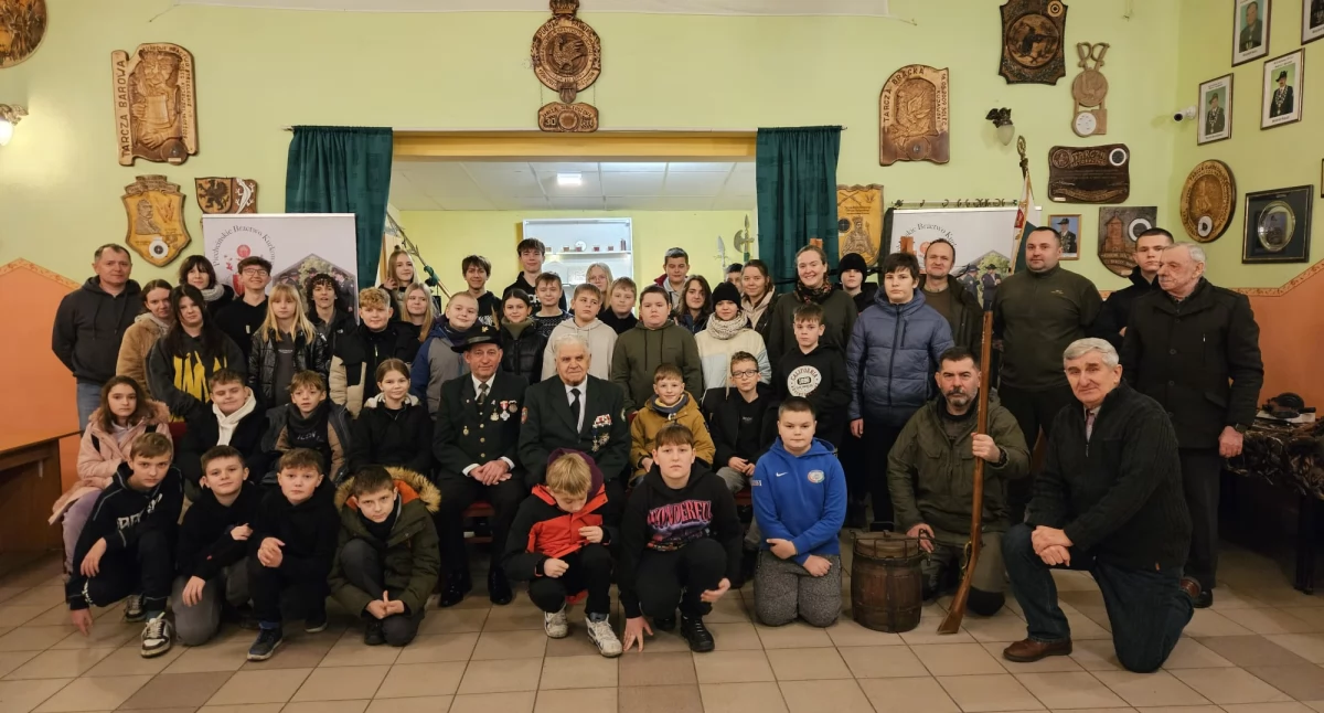 Uczestnicy warsztatów strzeleckich w Piechcińskim Bractwie Kurkowym fot. Zbigniew Wiśniewski, PBK