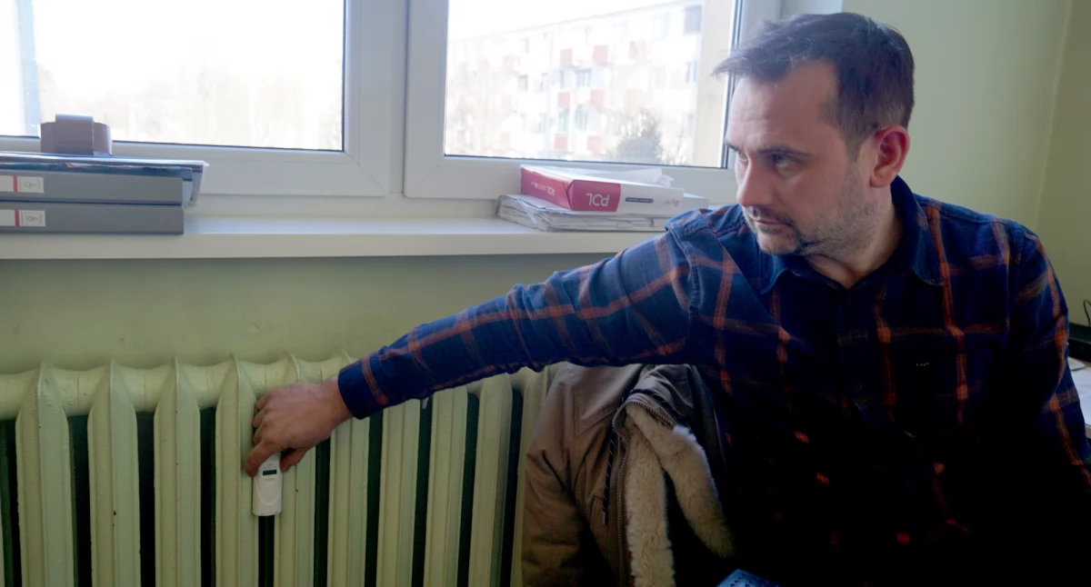 Kierownik Piotr Murawski pokazuje, że taki podzielnik zostanie zamontowany wkrótce także na kaloryferze w jego biurze fot. Karol Gapiński