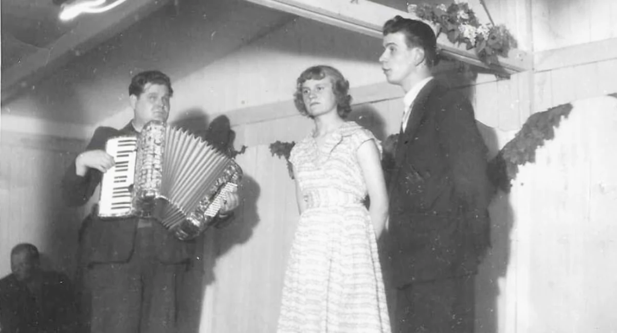 Występ z lat pięćdziesiątych. Gabriel Leśniewski akompaniuje Wandzie Bogdańskiej I Janowi Mellerowi. fot. z archiwum Jana Mellera
