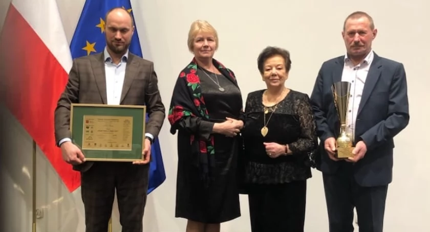 Zdobywca Grand Prix Krzysztof Chmielewski z rodzicami i przewodniczącą kapituły konkursu Zofią Kozłowską fot. z arch. dom. Krzysztofa Chmielewskiego