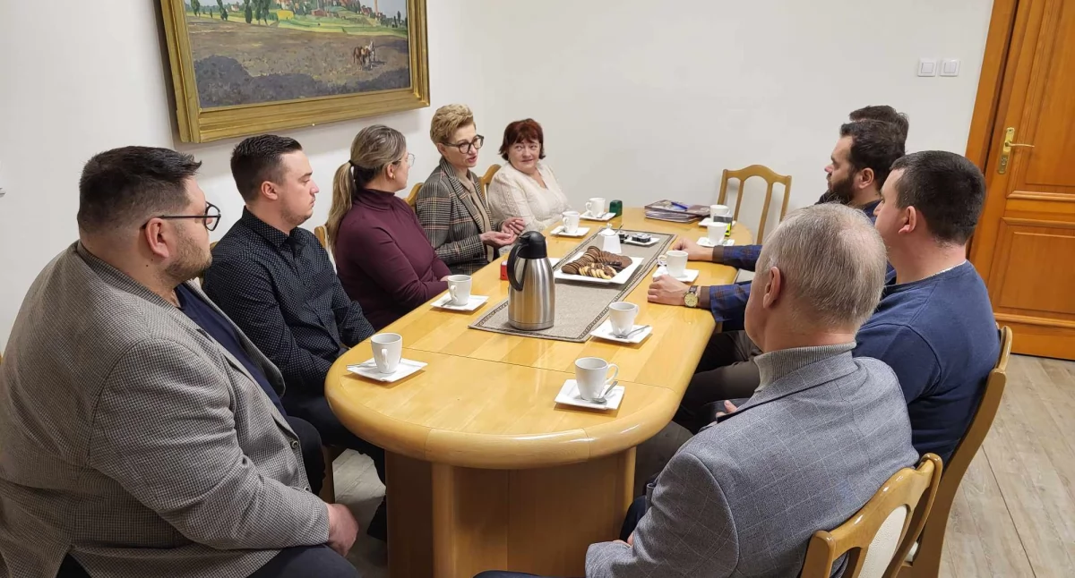 18 stowarzyszeń podpisało 30 umów dotacyjnych na 2025 rok (fot. Ewa Hałas) 