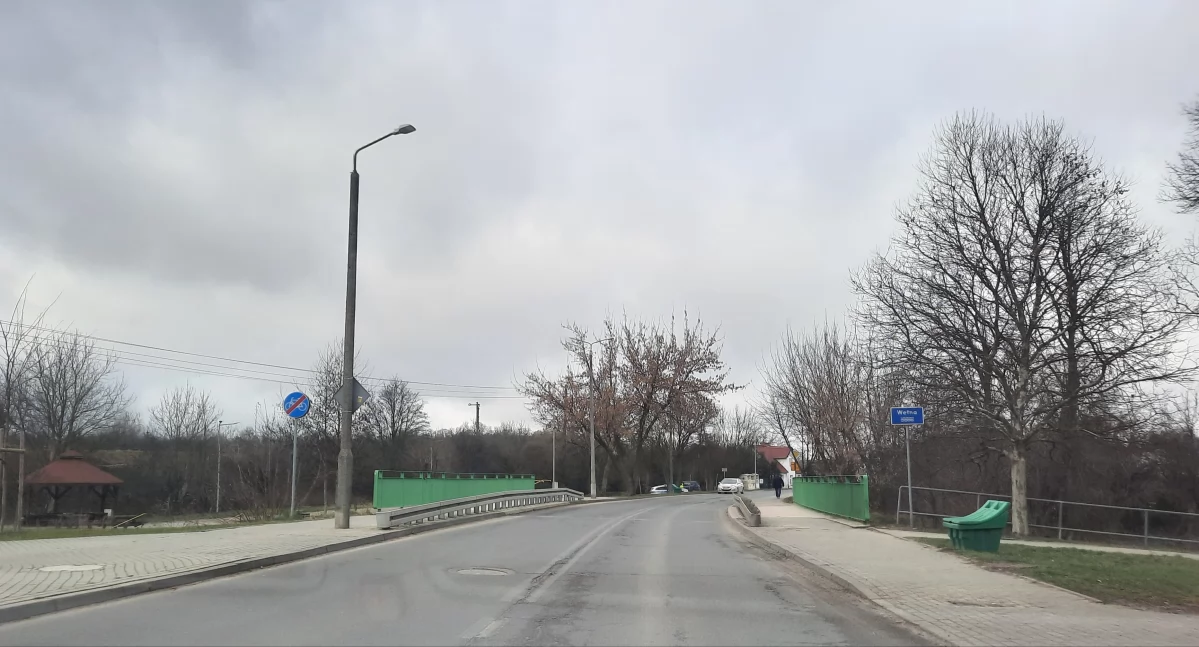 W ocenie mieszkańców dodatkowe przejście dla pieszych powinno być zlokalizowane na wysokości ścieżki prowadzącej do parku. Jego brak sygnalizowano władzom gminy już wiele miesięcy temu. fot. Justyna Kulpińska
