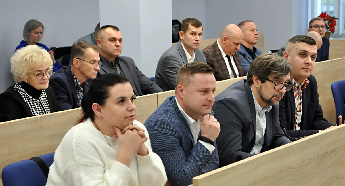 Życie miast i wsi • , Większość szubińskich radnych przeciwnych obniżeniu - zdjęcie, fotografia