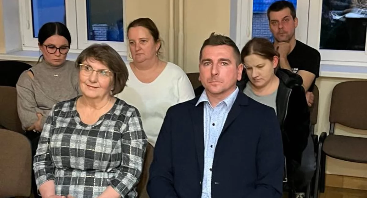 Podczas spotkania z kcyńskimi radnymi prezes stowarzyszenia KMK KOS i dyrektorka niepublicznej podstawówki (na pierwszym planie) zaoferowali przejęcie szkoły w Rozstrzębowie. Potwierdzili to podczas spotkania z kuratorką. Czy dostaną szansę dotrzymania słowa. fot. Cezary Kucharski