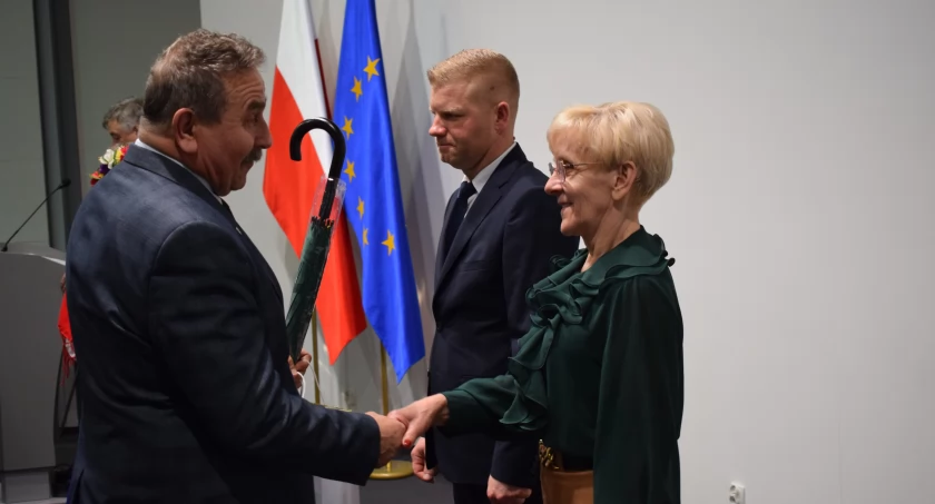 Mariusz Wykrzykowski wręcza Łucji Wysockiej nagrodę specjalną prezesa zarządu Stacji Hodowli i Unasieniania Zwierząt fot. z arch. COI