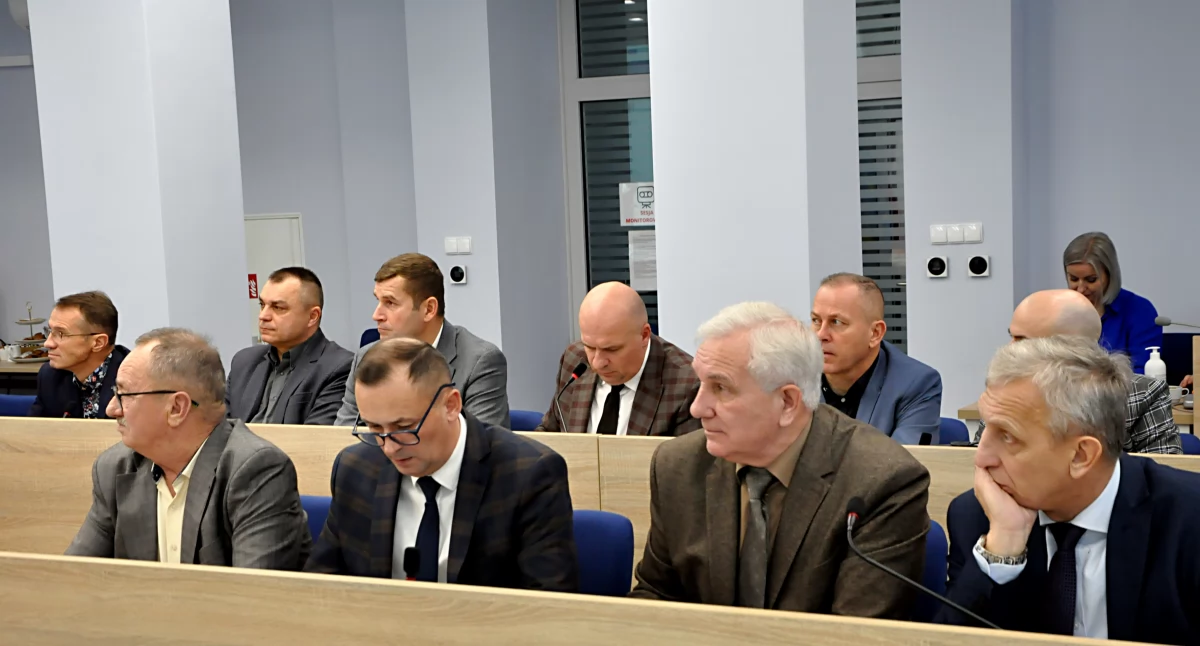 Przewodniczący Stanisław Wypych w imieniu komisji rewizyjnej sugeruje przejęcie nadzoru nad wiejskimi świetlicami przez miejskich urzędników. fot. Piotr Bembenek