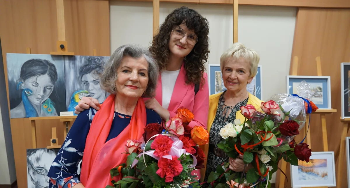 Halina Graczyk i Grażyna Śliwa na zdjęciu z instruktorką sekcji plastycznej Adrianą Marek fot. Karol Gapiński