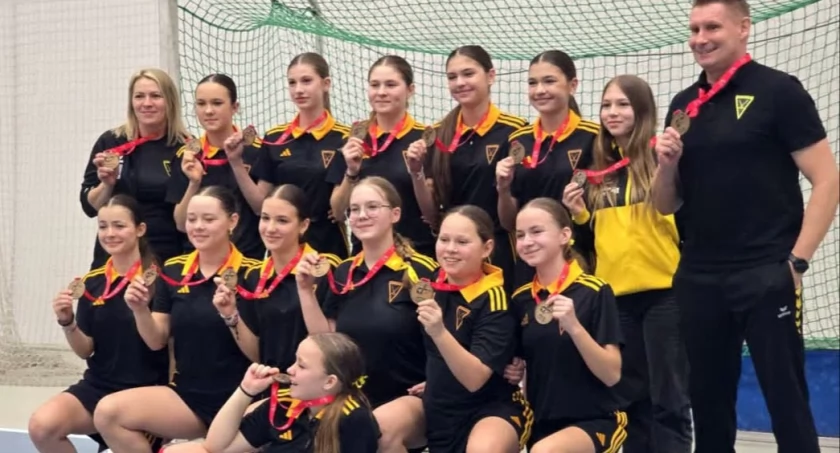 Aneta Gaczkowska – kierownik drużyny, Zofia Nowak, Natalia Hutek, Julia Gaczkowska, Maja Kłosowska, Nina Kłosowska, Nina Kaczmarek, Marcin Strykowski – trener. Na dole od lewej: Małgorzata Mazur, Iga Balcerzak, Lena Majchrzak, Wiktoria Sobczak, Zuzanna Dyro, Paulina Storozum oraz Romana Margraf.