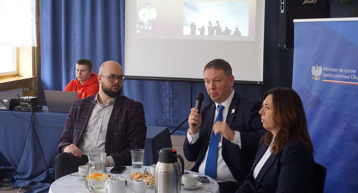 Goście wprost z gabinetów rządowych w Zespole Szkół w Barcinie fot. Karol Gapiński