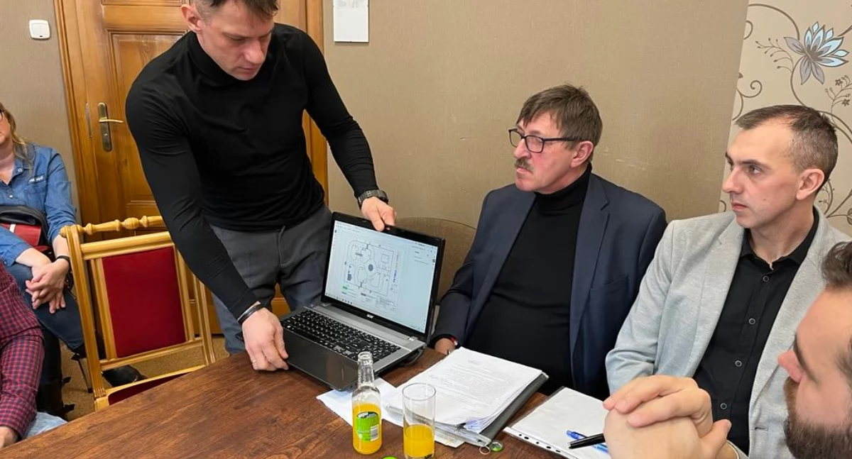 Andrzej Kulczyński nauczyciel z Mycielewa prezentuje kcyńskim radnym projekt miasteczka. fot. Cezary Kucharski