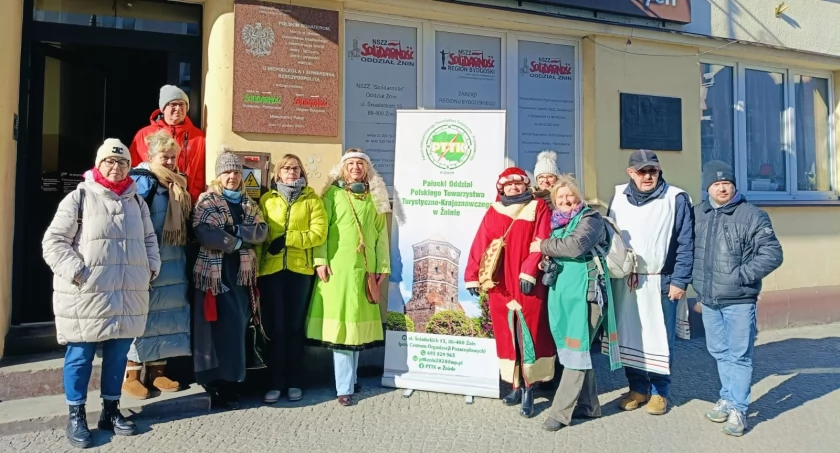 Uczestnicy rajdu przed wejściem do nowej siedziby żnińskiego PTTK fot. Dorota Kapłońska