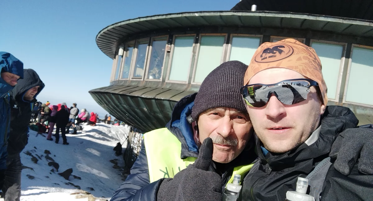 Tomasz Nowak na zdjęciu z Markiem Kowalskim, ojcem Tomka, którego imię nosi Zimowy Ultramaraton Karkonoski fot. z archiwum Tomasza Nowaka