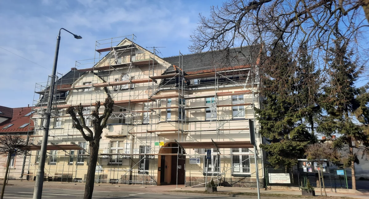 Już w ubiegłym tygodniu przed budynkiem ośrodka, który należy do zasobów gminy pojawiły się rusztowania fot. Justyna Kulpińska