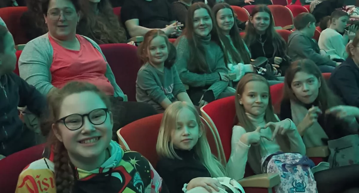 Uczestnicy wyjazdu na spektakl Madagaskar w Teatrze Kameralnym w Bydgoszczy (fot. powierzone GCKiB) 
