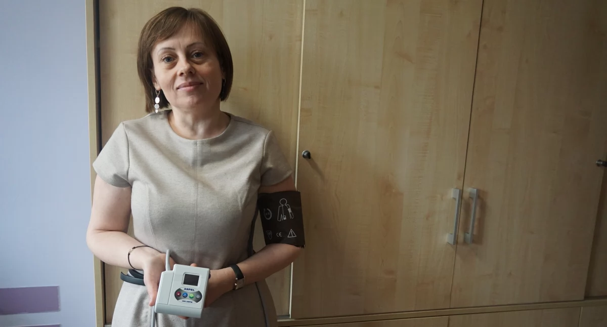 Danuta Grochowiak, przełożona pielęgniarek prezentuje nowy rejestrator ciśnieniowy fot. Karol Gapiński