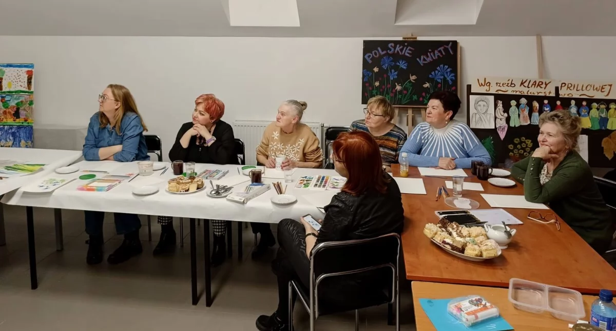 Warsztaty malowania akwarelą w Centrum Kultury, tematem kwiaty polskie fot. powierzone GCKiB
