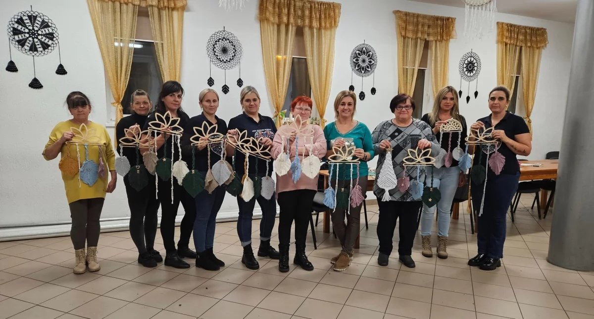 Warsztaty z tworzenia makramy w Nowej Wsi Noteckiej. W ramach LOWE osoby dorosłe będą mogły podnosić kompetencje uczestnicząc w kursach, warsztatach, szkoleniach itp. fot. Ewa Hałas