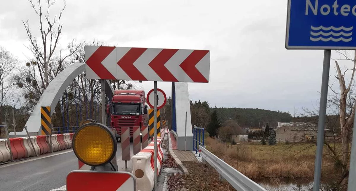 Okrojone fundusze przeznaczone na remont DW254 skutkują jednokierunkowym, regulowanym światłami ruchem na mostach w Obórzni oraz Antoniewie. Pieszy przez ten most nie przejdzie. fot. arch. Stowarzyszenia Uczciwa Gmina