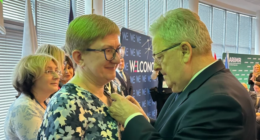 Minister Rolnictwa i Rozwoju Wsi Czesław Siekierski przypina Bognie Adamskiej odznaczenie fot. ARiMR