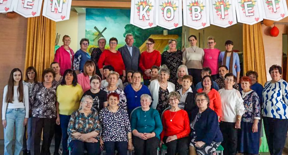 Uczestniczki spotkania na zdjęciu z sołtysem Mamlicza fot. Karol Gapiński
