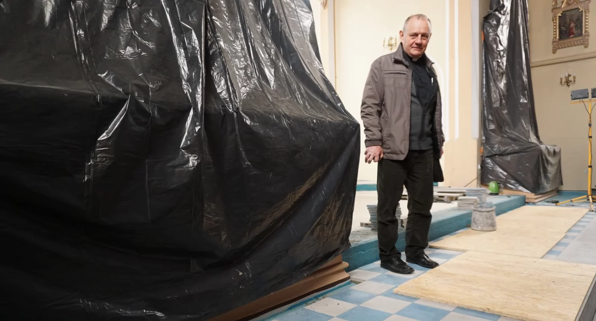 Proboszcz parafii w Kołdrąbiu ks. Jan Brończyk stoi na fragmencie wymienionej posadzki fot. Justyna Kulpińska