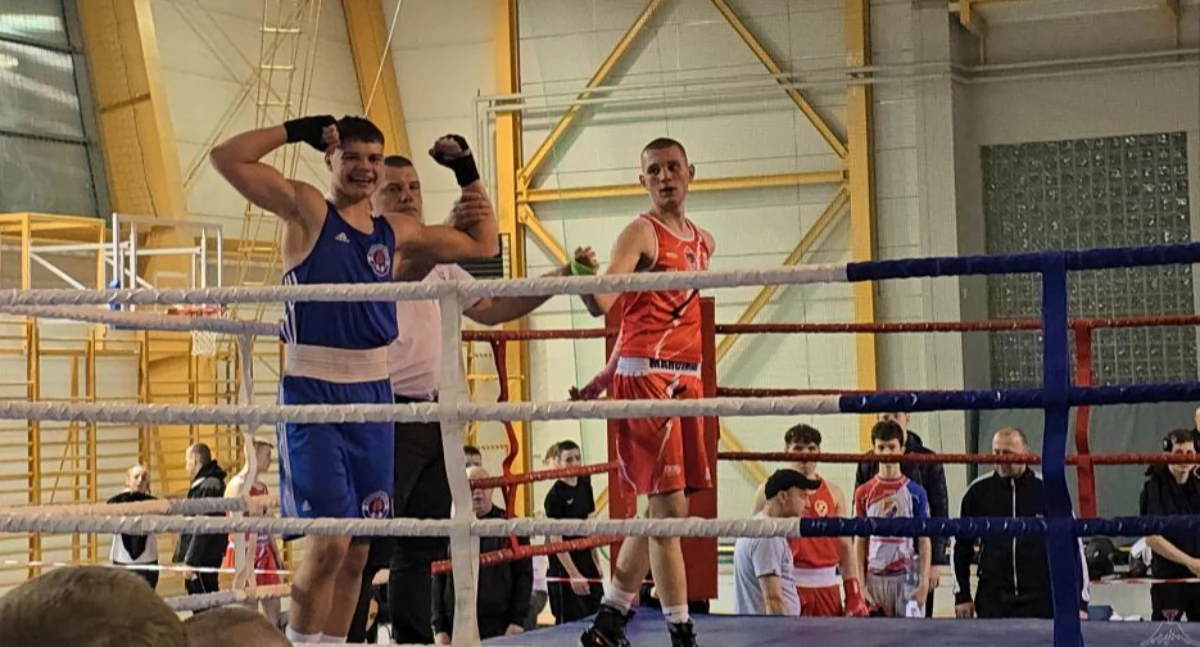 Bruno Kurek szcęśliwy po zwycięskiej walce w Pile fot. Nikodem Sztandera