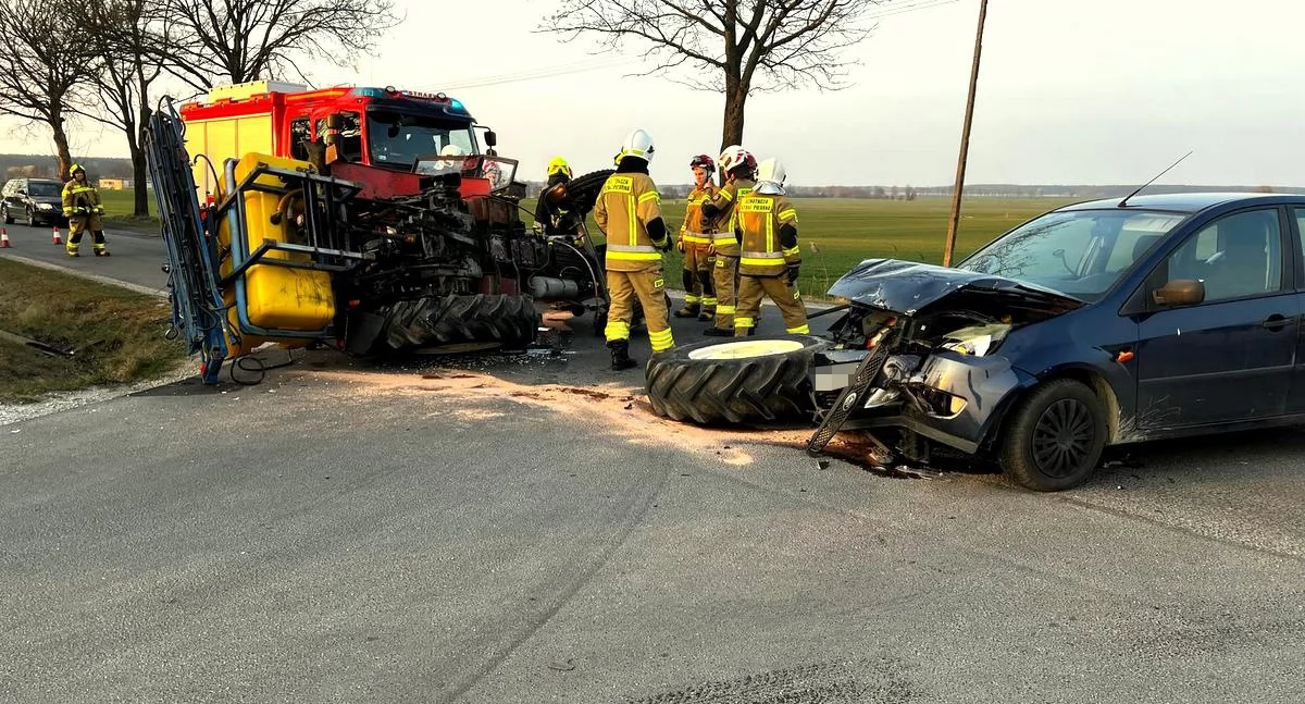 Odurzony kierowca forda fiesty wymusił pierwszeństwo na ciągniku fot. KPP w Żninie