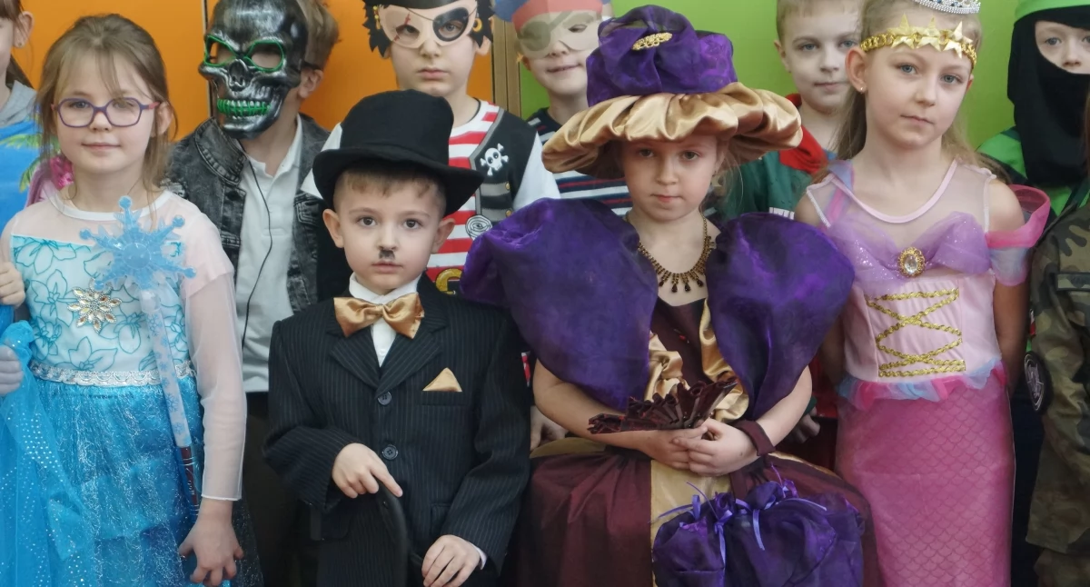 Kolorowe stroje, uśmiechnięte twarze, Dzień Teatru w szkole podstawowej w Kcyni za nami fot. Ewa Hałas