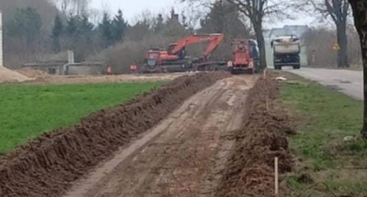 Rolnicy są zaskoczeni, że budowa drogi dla rowerów odbywa się w głębi pola fot. nadesłane