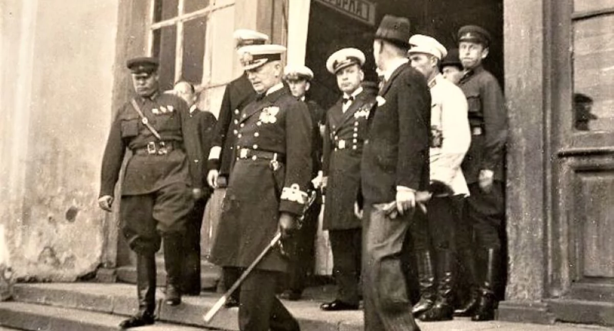 Kontradmirał Józef Unrug (na zdjęciu z szablą) w Moskwie, podczas wizyty składającego się z OORP Wicher i Burza dywizjonu kontrtorpedowców, który w końcu lipca 1934 roku pod jego komendą złożył wizytę flocie sowieckiej w Leningradzie. fot. zamieszczona w książce Wybitni Polacy z Pałuk: Karłowska, Czochralski, Unrug, Krzyccy; ze zbiorów Mariusza Borowiaka