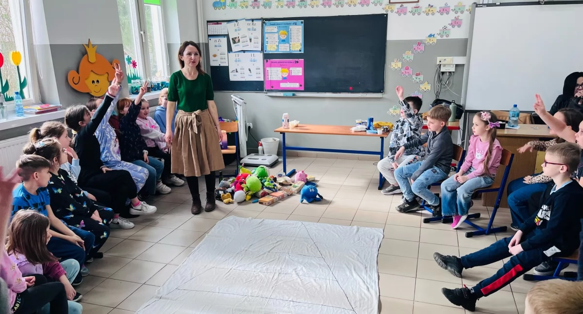 Warsztaty dietetyczne i wspólne układanie piramidy żywieniowej w Dziewierzewie fot. powierzone przez szkołę