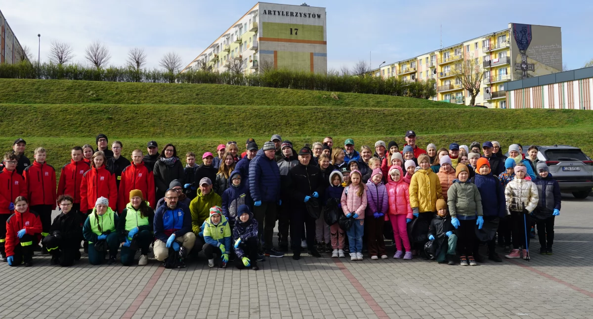 Uczestnicy wiosennego sprzątania w Barcinie fot. Karol Gapiński