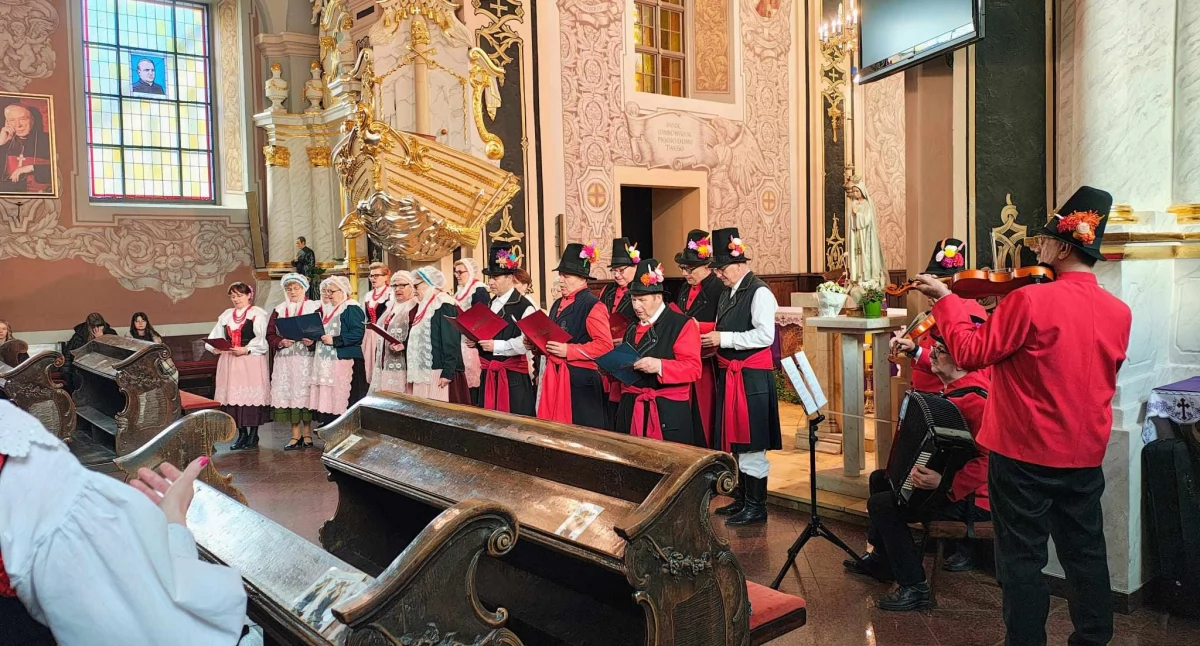 Chór Akatyst i Zespół Pałuki wspólnie na koncercie pasyjnym w klasztorze w Kcyni (fot. Ewa Hałas) 
