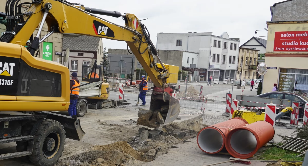 Trwają prace na ul. Aliantów w Żninie, które wyłączyły z ruchu początkowy jej odcinek fot. Karol Gapiński