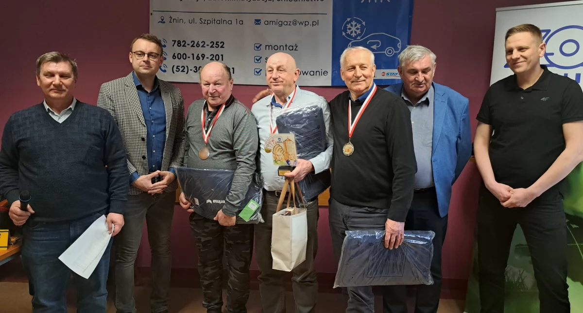 Na zdjęciach od lewej: Piotr Sławski - współorganizator turnieju, Łukasz Kwiatkowski - burmistrz Żnina, Tadeusz Szyszkowicz - III miejsce trzecie, Roman Wojciechowski - I miejsce, Paweł Kędziora - II miejsce, Jerzy Śniadecki - dyrektor MOS w Żninie, Piotr Lachowicz - jeden z licznych sponsorów fot. Marek Kaśków