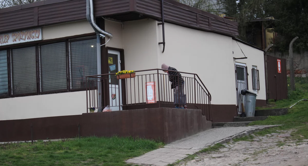 Dla seniorów zakupy nie są łatwą sprawą. fot. Cezary Kucharski