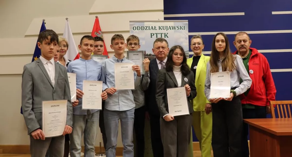 Autorzy nagrodzonych prac z Pałuk wraz z opiekunami fot. Ewa Katarzyna Kras