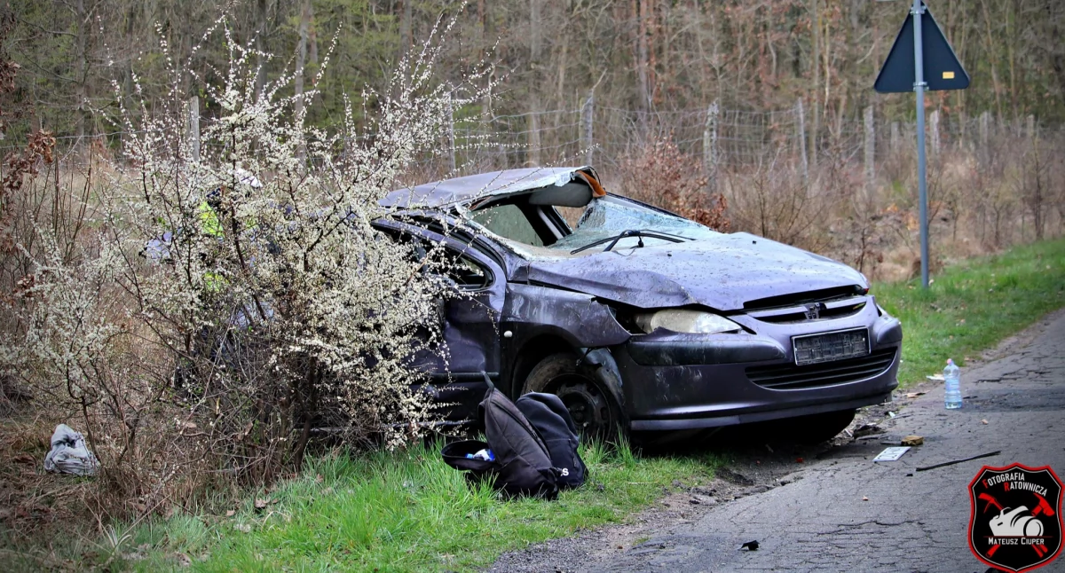 Peugeot 307 po dachowaniu fot. Mateusz Ciuper - Fotografia Ratownicza