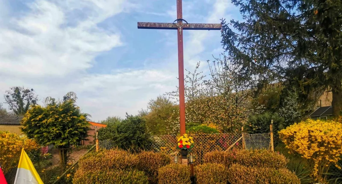 Krzyż w Nowej Wsi Noteckiej na chwilę przed pracami renowacyjnymi 