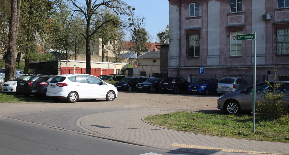 Teraz parkują w tym miejscu urzędnicy. Być może przy Ratuszowej niedługo będą miejsca parkingowe dla kilkudziesięciu samochodów. fot. Cezary Kucharski