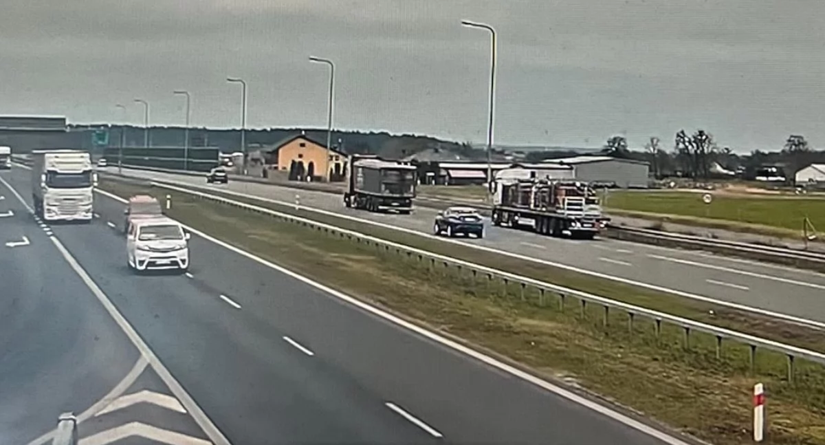 Ciężarówka (pierwsza z prawej) wykonuje manewr cofania. fot. screen video GDDKiA