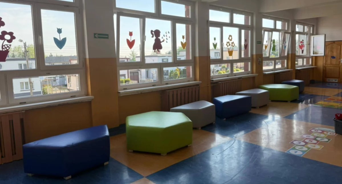 Pufy wypoczynkowe na szkolnym holu zakupione dzięki wsparciu rodziców 