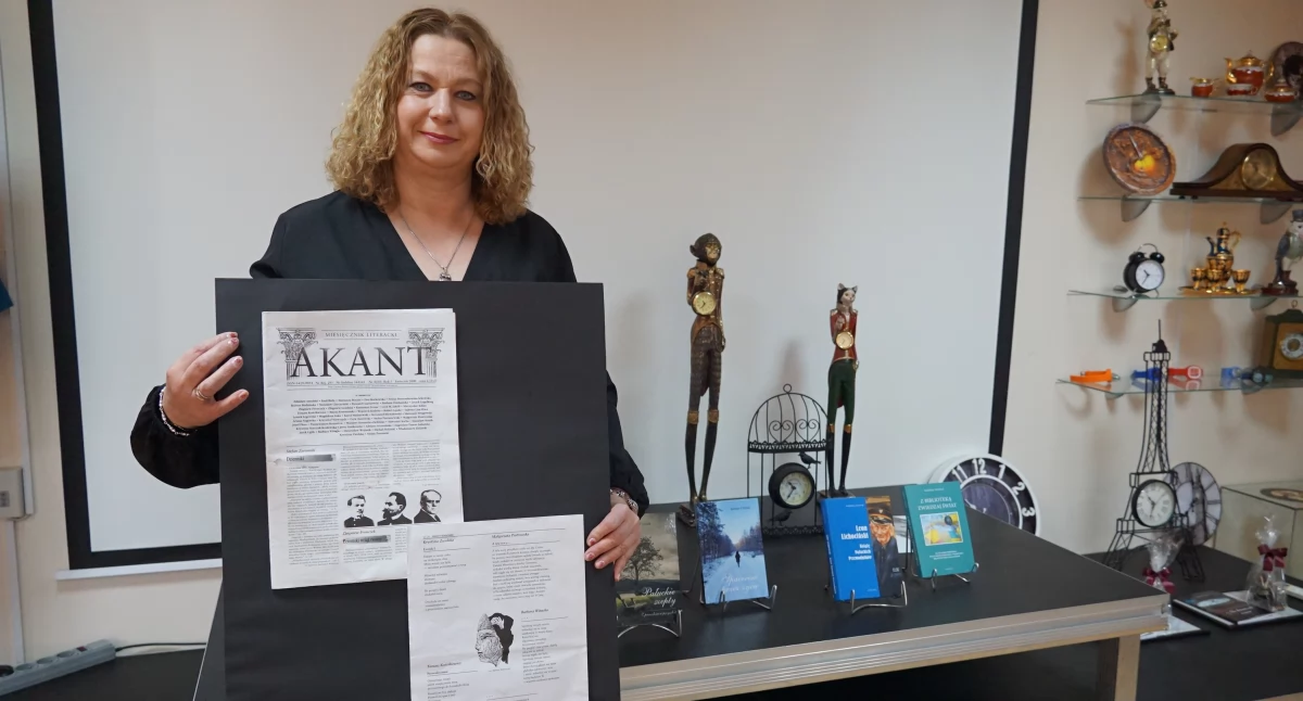 Barbara Filipiak prezentuje numer Akantu sprzed ćwierć wieku, w którym ukazał się jej pierwszy wiersz fot. Karol Gapiński