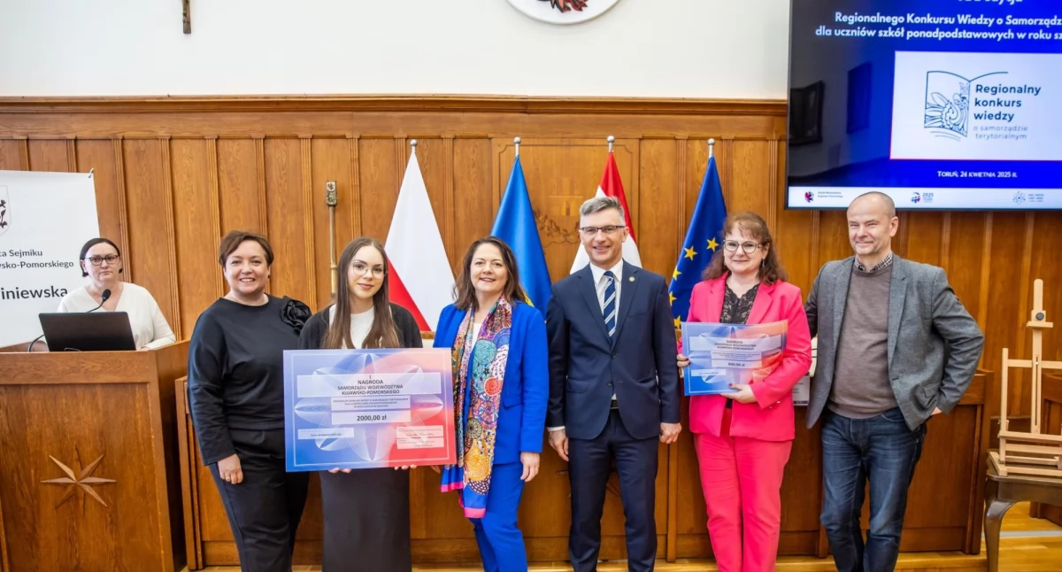 Zwyciężczyni konkursu Julia Grabowska odebrała symboliczny czek. fot. Andrzej Goiński UMWKP