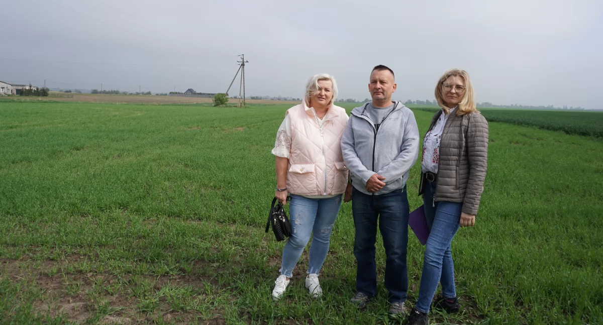 Za około 7 lat na polu za plecami mieszkańców Grochowisk Księżych mogą wyrosnąć turbiny wiatrowe fot. Justyna Kulpińska