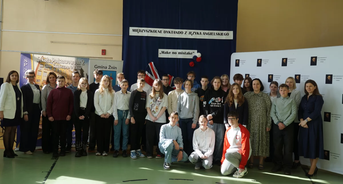 Uczestnicy i organizatorzy przed przystąpieniem do dyktanda fot. Karol Gapiński