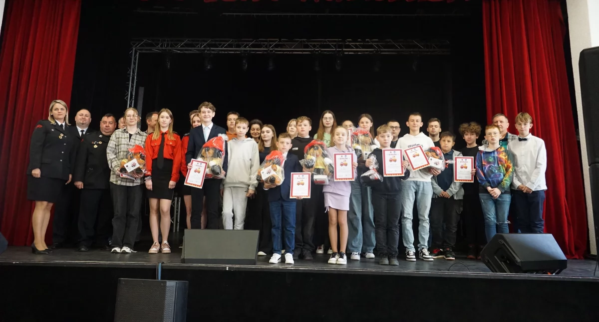 Uczestnicy gminnych eliminacji Ogólnopolskiego Turnieju Wiedzy Pożarniczej w Żninie wraz z opiekunami i organizatorami fot. Karol Gapiński