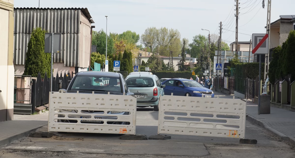Wyjazd z ul. Spokojnej na ul. Kościuszki jest zamknięty i na tej pierwszej często panuje samochodowy tłok fot. Karol Gapiński